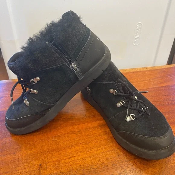 UGG Neumel zip-up boot - Boys Size 5 - Picture 6 of 6